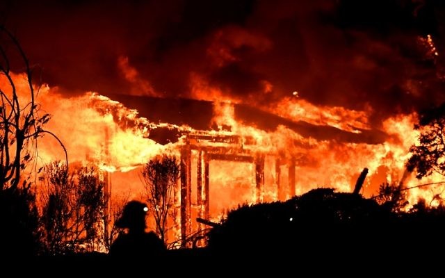 Incendie dans le comté de Napa, en Californie, le 9 octobre 2017. (Crédit : Josh Edelson/AFP) Incendie dans le comté de Napa, en Californie, le 9 octobre 2017. (Crédit : Josh Edelson/AFP)