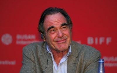 Le réalisateur américain Oliver Stone lors d'une conférence de presse du Jury du 22ème Festival international du film de Busan (BIFF) au Busan Cinema Center à Busan, Corée du Sud, le 13 octobre 2017 (Crédit : AFP PHOTO / JUNG Yeon-Je)