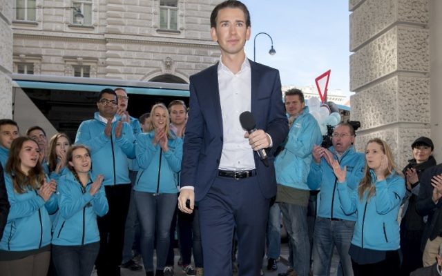 Sebastian Kurz, ministre autrichien des Affaires étrangères et président du Parti du Peuple (ÖVP),à Vienne, le 13 octobre 2017. (Crédit : Joe Klamar/AFP)