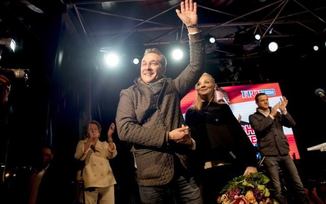 Heinz-Christian Strache, dirigeant du Parti de la liberté autrichien (FPÖ), et son épouse Philippa Beck pendant le dernier meeting de la campagne législative, à Vienne, le 13 octobre 2017. (Crédit : Joe Klamar/AFP) Heinz-Christian Strache, dirigeant du Parti de la liberté autrichien (FPÖ), et son épouse Philippa Beck pendant le dernier meeting de la campagne législative, à Vienne, le 13 octobre 2017. (Crédit : Joe Klamar/AFP)