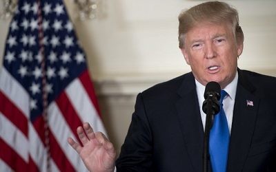 Donald Trump pendant  son discours sur le programme nucléaire iranien, à Washington, D.C., le 13 octobre 2017. (Crédit : Brendan Smialowski/AFP)