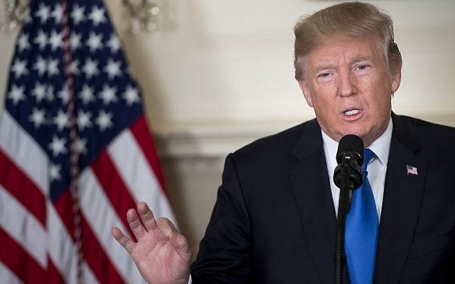 Donald Trump pendant son discours sur le programme nucléaire iranien, à Washington, D.C., le 13 octobre 2017. (Crédit : Brendan Smialowski/AFP) Donald Trump pendant son discours sur le programme nucléaire iranien, à Washington, D.C., le 13 octobre 2017. (Crédit : Brendan Smialowski/AFP)