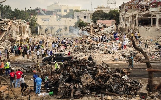 Scène d'un attentat du 14 octobre 2017 au camion piégé à Mogadiscio, la capitale somalienne, le 15 octobre 2017. (Crédit : Mohamed Abdiwahab/AFP)