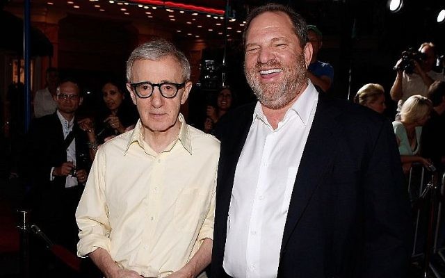 Le réalisateur Woody Allen, à gauche, et le producteur Harvey Weinstein pendant la première à Los Angeles de "Vicky Cristina Barcelona", le 4 août 2008. (Crédit : Kevin Winter/Getty Images North America/AFP)
