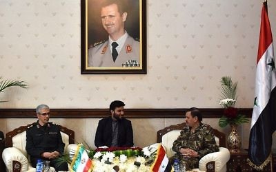 Le chef des forces armées iraniennes, le général de division Mohammad Bagheri, (à gauche), avec le général Fahd al-Freij, (à droite), ministre syrien de la Défense, au ministère de la Défense de Damas, le 18 octobre 2017. (Crédit : STRINGER/AFP)