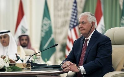 Le secrétaire d'Etat américain Rex Tillerson pendant une réunion du Conseil de coordination bilatérale irako-saoudien, à Ryad, le 22 octobre 2017. (Crédit : Alex Brandon/AFP)