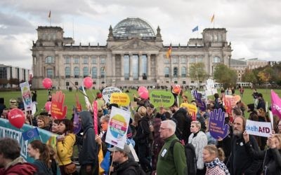 Manifestation contre la haine et le racisme au Bundestag, le parlement allemand, et contre le parti d'extrême-droite Afd à Berlin, le 22 octobre 2017. (Crédit : Steffi Loos/AFP)