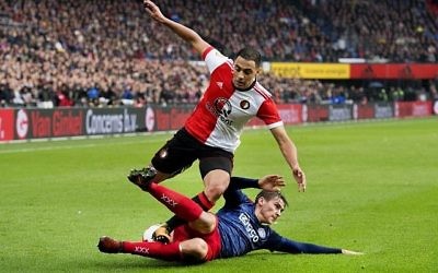 Sofyan Amrabat (G) du Feyenoord Rotterdam à la lutte pour le ballon avec Max Wober (à terre) de l'Ajax Amsterdam lors d'un match de championnat à Rotterdam, le 22 octobre 2017 (Crédit : AFP PHOTO / ANP / Olaf KRAAK )