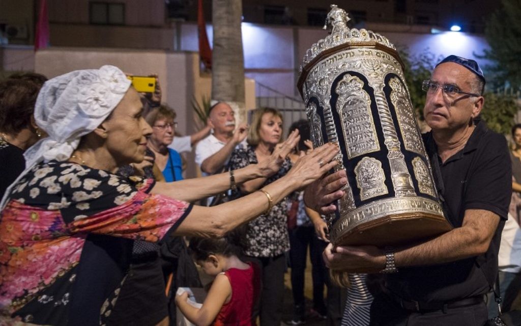 Des Juifs marocains et des touristes juifs israéliens pendant la fête de Simchat Torah à la synagogue de Marrakech, le 12 octobre 2017. (Crédit : Fadel Senna/AFP)