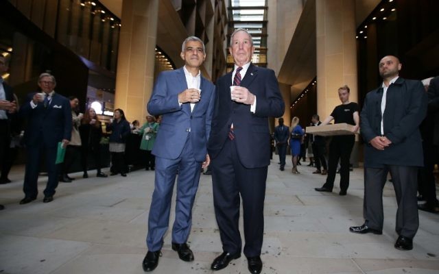 Michael Bloomberg, à droite, accompagné du maire de Londres, Sadiq Khan, devant le nouveau siège en Europe de Bloomberg, à la City de Londres, le 24 octobre 2017. (Crédit : Daniel Leal-Olivas/AFP) Michael Bloomberg, à droite, accompagné du maire de Londres, Sadiq Khan, devant le nouveau siège en Europe de Bloomberg, à la City de Londres, le 24 octobre 2017. (Crédit : Daniel Leal-Olivas/AFP)