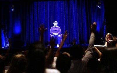 L'hologramme d'Adina Sella, survivante de la Shoah à l'Illinois Holocaust Museum & Education Center, le 26 octobre 2017, à Skokie, dans l'Illinois. (Crédit : Joshua Lott/AFP)