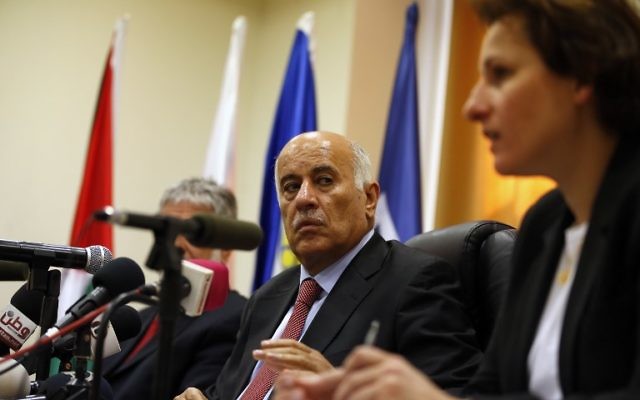 Jibril Rajoub, président de la Fédération palestinienne de football, en conférence de presse à Al-Ram, en Cisjordanie, le 29 octobre 2017. (Crédit : Abbas Momani/AFP) Jibril Rajoub, président de la Fédération palestinienne de football, en conférence de presse à Al-Ram, en Cisjordanie, le 29 octobre 2017. (Crédit : Abbas Momani/AFP)