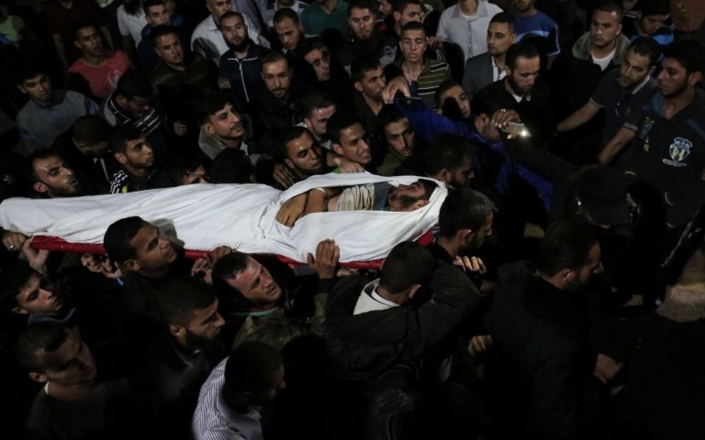 Le corps de Marwan Alagha, Palestinien de 22 ans, transporté à l'hôpital Naser de Khan Younes dans le sud de la bande de Gaza, après sa mort des suites de la destruction par Israël sur son propre territoire d'un tunnel terroriste du Jihad islamique, le 30 octobre 2017. (Crédit : Saïd Khatib/AFP)