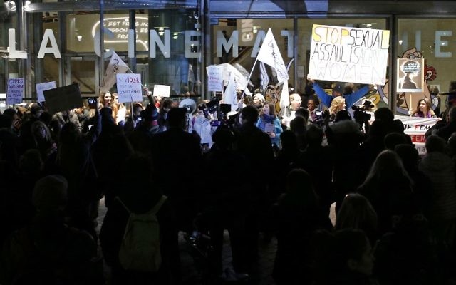 Manifestation contre la rétrospective Roman Polanski, accusé d'agressions sexuelles, devant la Cinémathèque française à Paris, le 30 octobre 2017. (Crédit : Geoffroy van der Hasselt/AFP) Manifestation contre la rétrospective Roman Polanski, accusé d'agressions sexuelles, devant la Cinémathèque française à Paris, le 30 octobre 2017. (Crédit : Geoffroy van der Hasselt/AFP)