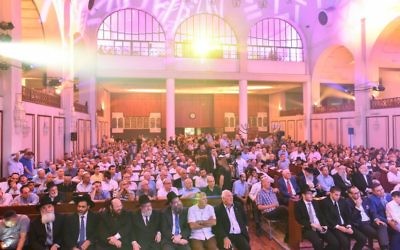 Des centaines d'invités pour la consécration d'un rouleau de Torah à la Grande synagogue de Tel Aviv au mois d'août 2015 (Crédit : Israel Bardugo)