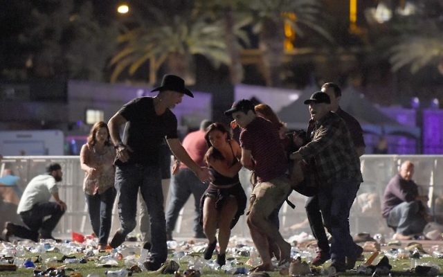 Réactions après une fusillade pendant le festival de musique country Route 91 Harvest, à Las Vegas, le 1er octobre 2017. (Crédit : David Becker/Getty Images/AFP) Réactions après une fusillade pendant le festival de musique country Route 91 Harvest, à Las Vegas, le 1er octobre 2017. (Crédit : David Becker/Getty Images/AFP)
