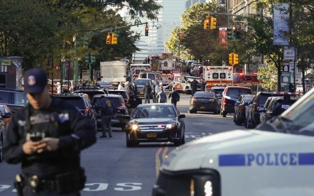 Les agents de la NYPD à Manhattan le 31 octobre 2017 à New York après une attaque terroriste. (Crédit : Kena Betancur / Getty Images / AFP) Les agents de la NYPD à Manhattan le 31 octobre 2017 à New York après une attaque terroriste. (Crédit : Kena Betancur / Getty Images / AFP)