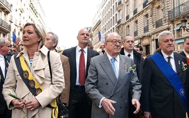 Marine Le Pen, Jean-Marie Le Pen et Bruno Gollnisch (à droite), au défilé du Front national en l'honneur de Jeanne d'Arc, le 1er mai 2010, à Paris (Crédit : Marie-Lan Nguyen/ Marine Le Pen, Jean-Marie Le Pen et Bruno Gollnisch (à droite), au défilé du Front national en l'honneur de Jeanne d'Arc, le 1er mai 2010, à Paris (Crédit : Marie-Lan Nguyen/