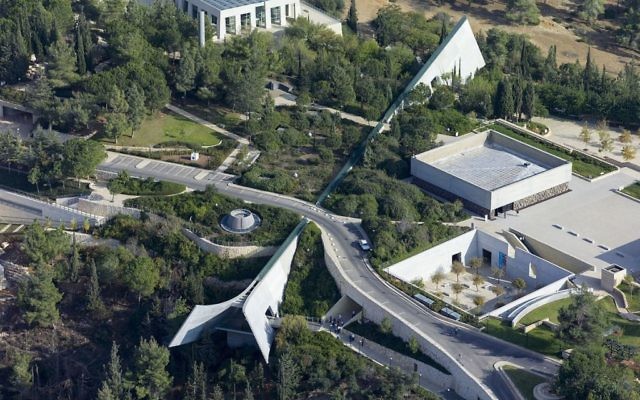 Vue aérienne du musée mémorial de la Shoah de Yad Vashem, conçu par Moshe Safdie, à Jérusalem. Illustration. (Crédit : Andrew Shiva/CC BY-SA 4.0/WikiCommons)