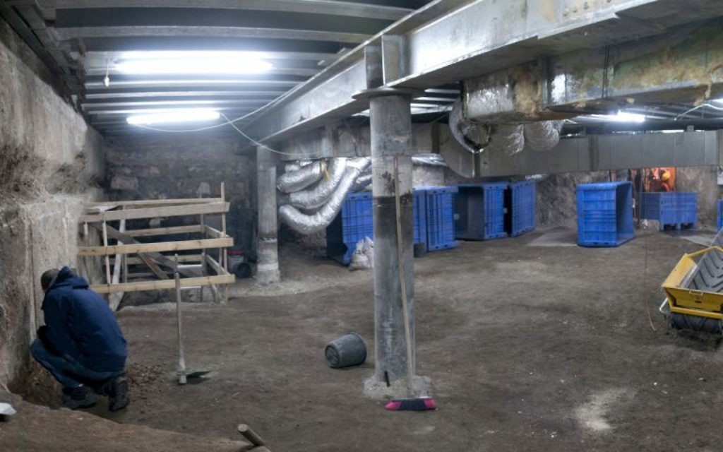 Premières étapes des fouilles sous l'Arche Wilson de la Vieille Ville de Jérusalem. (Crédit : Shai Halevi/Autorité israélienne des Antiquités)