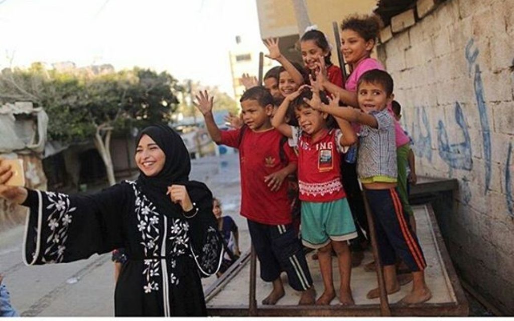 Fatma Mosabah veut montrer un autre aspect de la vie à Gaza (Crédit : capture d'écran : Instagram) Fatma Mosabah veut montrer un autre aspect de la vie à Gaza (Crédit : capture d'écran : Instagram)