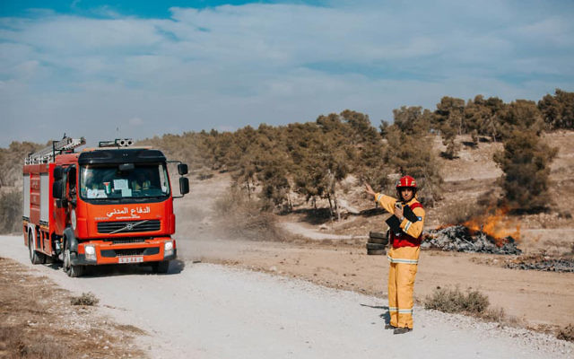 Un pompier israélien pendant un exercice international de préparation aux catastrophes naturelles dans le centre d'Israël, le 24 octobre 2017. (Crédit : pompiers d'Israël) Un pompier israélien pendant un exercice international de préparation aux catastrophes naturelles dans le centre d'Israël, le 24 octobre 2017. (Crédit : pompiers d'Israël)