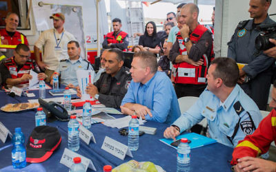 Gilad Erdan, ministre de la Sécurité intérieure, pendant une réunion d'un exercice international sur les catastrophes naturelles, dans le centre d'Israël, le 24 octobre 2017. (Crédit : pompiers d'Israël) Gilad Erdan, ministre de la Sécurité intérieure, pendant une réunion d'un exercice international sur les catastrophes naturelles, dans le centre d'Israël, le 24 octobre 2017. (Crédit : pompiers d'Israël)