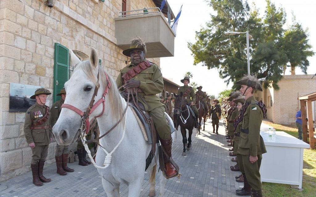 Les membres d'un défilé de cavalerie fort de dix chevaux qui a eu lieu lors d'une cérémonie de commémoration de la bataille pour la gare de Tzemach dans le nord d'Israël, le 23 octobre 2017 (Crédit : Michael Huri/KKL-JNF Photo Archive)