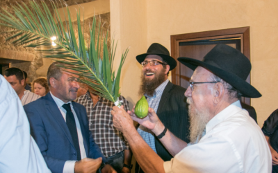 Les rabbins et les habitants locaux à l'événement organisé pour Souccot au Museo del Cedro (Musée Citron) à Santa Maria del Cedro. Le lulav est tenu par le rabbin Moshe Lazar (Crédit : Photographe Pino Lo Tufo/Autorisation de Angelo Adduci) Les rabbins et les habitants locaux à l'événement organisé pour Souccot au Museo del Cedro (Musée Citron) à Santa Maria del Cedro. Le lulav est tenu par le rabbin Moshe Lazar (Crédit : Photographe Pino Lo Tufo/Autorisation de Angelo Adduci)