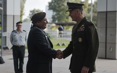 Gadi Eizenkot, chef d'état-major israélien, à gauche, avec son homologue américain Joseph Dunford, au siège de Tsahal à Tel Aviv, le 18 octobre 2015. (Crédit : armée israélienne)