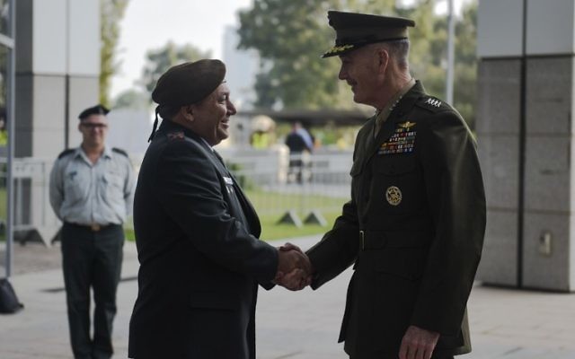 Gadi Eizenkot, chef d'état-major israélien, à gauche, avec son homologue américain Joseph Dunford, au siège de Tsahal à Tel Aviv, le 18 octobre 2015. (Crédit : armée israélienne) Gadi Eizenkot, chef d'état-major israélien, à gauche, avec son homologue américain Joseph Dunford, au siège de Tsahal à Tel Aviv, le 18 octobre 2015. (Crédit : armée israélienne)