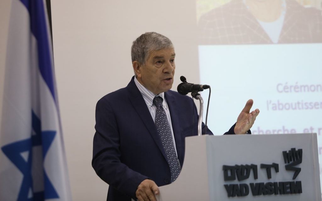 Avner Shalev, président de Yad Vashem le 26 octobre 2017 de la cérémonie célébrant l'achèvement du rassemblement du nom des victimes de la Shoah en Hongrie (Crédit: Courtesy of Noam Revkin Fenton / Yad Vashem)