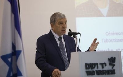 Avner Shalev, président de Yad Vashem le 26 octobre 2017 de la cérémonie célébrant l'achèvement du rassemblement du nom des victimes de la Shoah en Hongrie (Crédit: Courtesy of Noam Revkin Fenton / Yad Vashem)