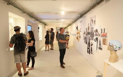 Exposition des étudiants de l'école des Beaux-arts Bezalel, à Jérusalem, en juillet 2016. (Crédit : Bezalel via JTA)