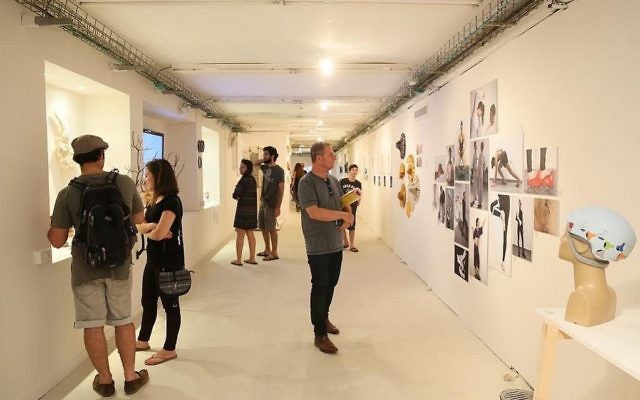 Exposition des étudiants de l'école des Beaux-arts Bezalel, à Jérusalem, en juillet 2016. (Crédit : Bezalel via JTA) Exposition des étudiants de l'école des Beaux-arts Bezalel, à Jérusalem, en juillet 2016. (Crédit : Bezalel via JTA)