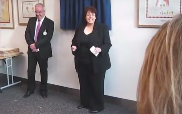 La députée travailliste Rosie Cooper à l'ouverture du centre médical du West Lancashire, au Royaume Uni en février 2010 (Crédit : Capture d'écran YouTube)