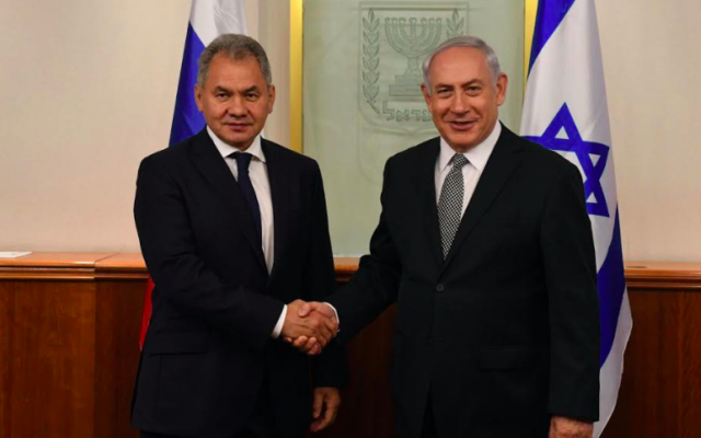 Benjamin Netanyahu (d) et Sergueï Choïgou, le 17 octobre 2017 à Jérusalem (Crédit : Haim Zach/GPO) Benjamin Netanyahu (d) et Sergueï Choïgou, le 17 octobre 2017 à Jérusalem (Crédit : Haim Zach/GPO)