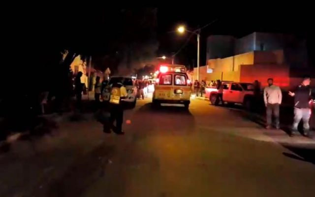 La scène de la fusillade à Tel Sheva, le 18 octobre 2017 (Crédit : Magen David Adom) La scène de la fusillade à Tel Sheva, le 18 octobre 2017 (Crédit : Magen David Adom)