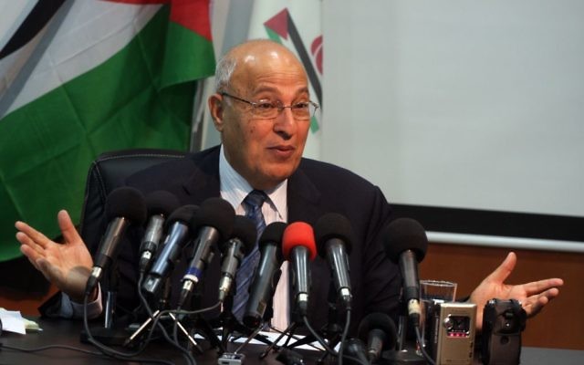 Nabil Shaath devant la presse dans la ville de Ramallah, en Cisjordanie, le 1er octobre 2011 (Crédit : Issam Rimawi/Flash 90)