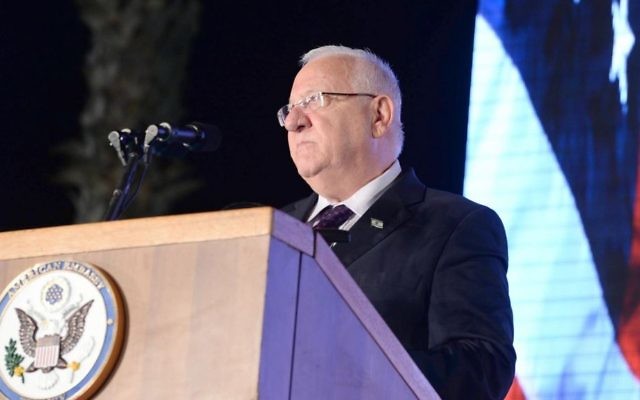 Le président Reuven RIvlin assiste aux célébrations de la fête de l'indépendance américaine à la résidence de l'ambassadeur des États-Unis en Israël à Herzliya, le 30 juin 2016 (Crédit : Mark Neyman / GPO / Flash90) Le président Reuven RIvlin assiste aux célébrations de la fête de l'indépendance américaine à la résidence de l'ambassadeur des États-Unis en Israël à Herzliya, le 30 juin 2016 (Crédit : Mark Neyman / GPO / Flash90)