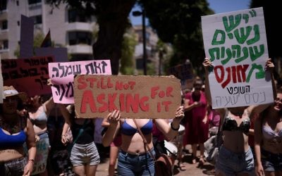 Des Israéliennes participent à la SlutWalk à Tel Aviv, le 8 juillet 2016. (Crédit : Ben Kelmer/Flash90) Des Israéliennes participent à la SlutWalk à Tel Aviv, le 8 juillet 2016. (Crédit : Ben Kelmer/Flash90)