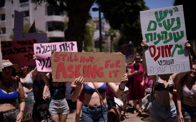 Des Israéliennes participent à la SlutWalk à Tel Aviv, le 8 juillet 2016. (Crédit : Ben Kelmer/Flash90) Des Israéliennes participent à la SlutWalk à Tel Aviv, le 8 juillet 2016. (Crédit : Ben Kelmer/Flash90)