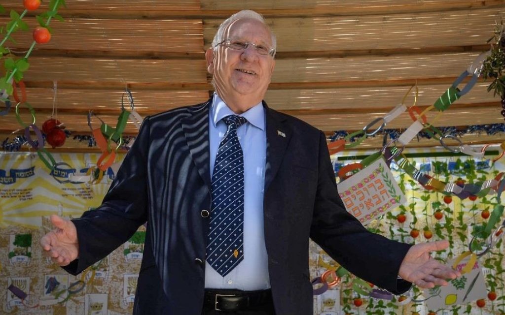 Le président Reuven Rivlin salue les visiteurs dans sa Soucca en 2016 et il refera la même chose cette année ainsi qu'à Tel Aviv (Crédit : Mark Neyman/GPO) Le président Reuven Rivlin salue les visiteurs dans sa Soucca en 2016 et il refera la même chose cette année ainsi qu'à Tel Aviv (Crédit : Mark Neyman/GPO)