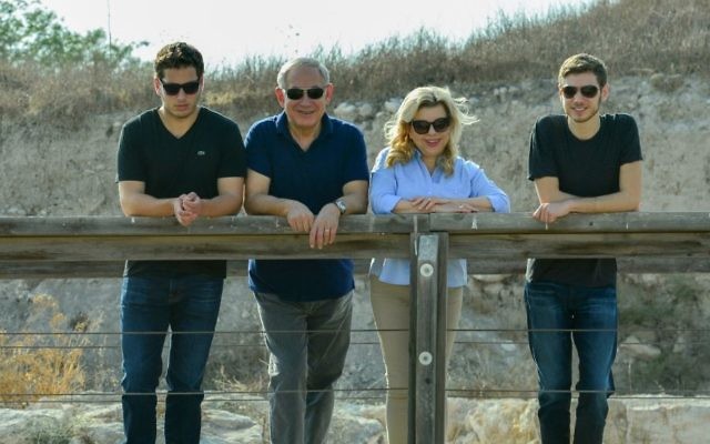 Le Premier ministre Benjamin Netanyahu, second à gauche, et son épouse  Sara, seconde à droite en visite à  Tel Gezer et dans la forêt de Magshimim avec leurs enfants Yair, à droite, et Avner, à gauche, pendant la fête juive de Souccot, le  21 octobre 2016 (Crédit : Kobi Gideon/GPO)