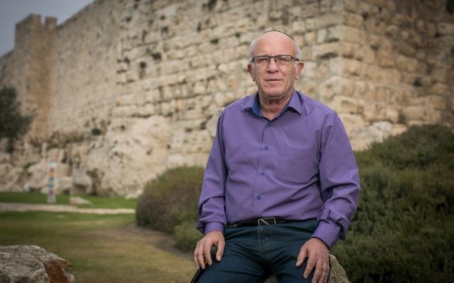 Pinchas Wallerstein près des murs de la Vieille Ville de Jérusalem, 29 novembre 2016 (Crédit : Yonatan Sindel / Flash90)