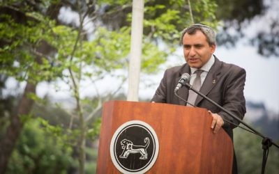Zeev Elkin, ministre de Jérusalem, pendant une cérémonie d'hommage aux vétérans de la guerre des Six Jours sur la Colline des Munitions de la capitale, pour le 50e anniversaire de la guerre de 1967, le 23 mai 2017. (Crédit : Hadas Parush/Flash90)