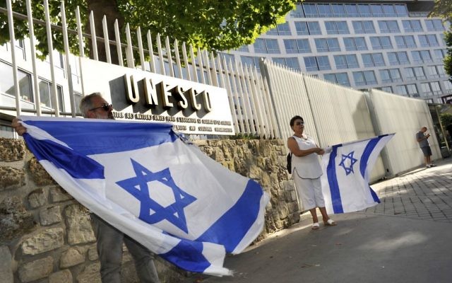 Des Juifs français avec des drapeaux israéliens pendant une manifestation contre l'UNESCO devant le siège de l'agence à Paris, le 17 juillet 2017. (Crédit : Serge Attal/Flash90) Des Juifs français avec des drapeaux israéliens pendant une manifestation contre l'UNESCO devant le siège de l'agence à Paris, le 17 juillet 2017. (Crédit : Serge Attal/Flash90)