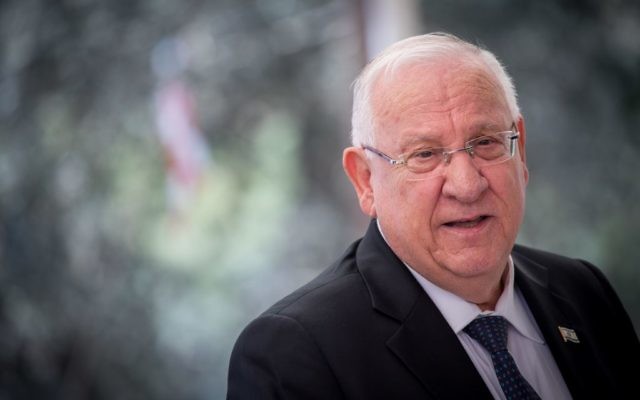 Le président Reuven RIvlin pendant la cérémonie de commémoration du premier anniversaire de la mort de Shimon Peres au mont Herzl, à Jérusalem, le 14 septembre 2017. (Crédit : Yonatan Sindel/Flash90) Le président Reuven RIvlin pendant la cérémonie de commémoration du premier anniversaire de la mort de Shimon Peres au mont Herzl, à Jérusalem, le 14 septembre 2017. (Crédit : Yonatan Sindel/Flash90)