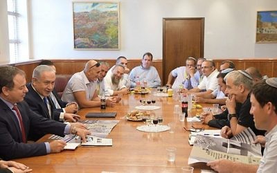 Le Premier ministre Benjamin Netanyahu rencontre les chefs du Conseil de Yesha au bureau du Premier ministre de Jérusalem le 27 septembre 2017 (Crédit : Amos Ben Gershom/GPO)