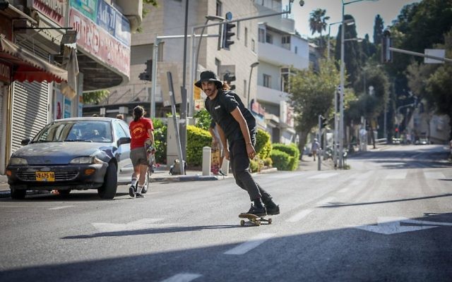 Un skater dans les rues vides de Haïfa, pendant Yom Kippour, le 30 septembre 2017. (Crédit : Noam Revkin Fenton/Flash90)